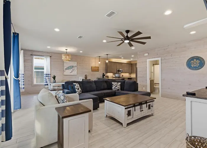 Pet Friendly 4 Bed Steps From With Pool *