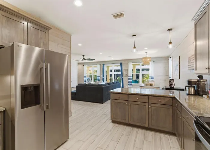 Pet Friendly 4 Bed Steps From With Pool *