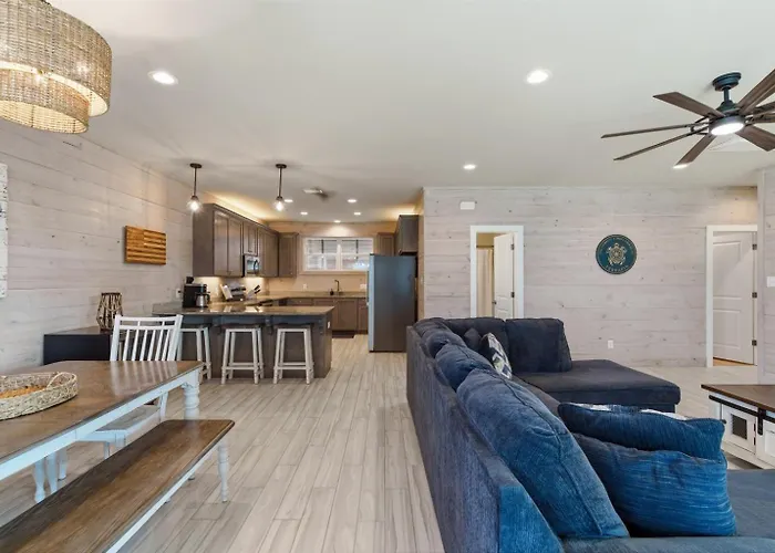Pet Friendly 4 Bed Steps From With Pool *