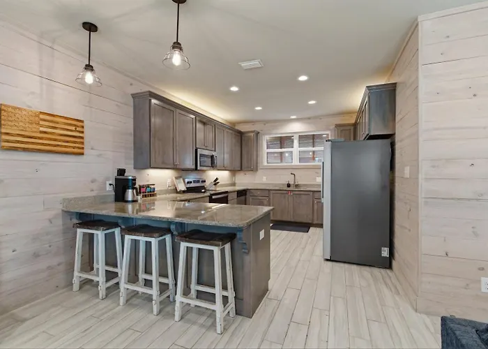 Pet Friendly 4 Bed Steps From With Pool