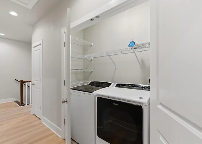 Pet Friendly 4 Bed Steps From With Pool - Free Daily Activities! Holiday home *
